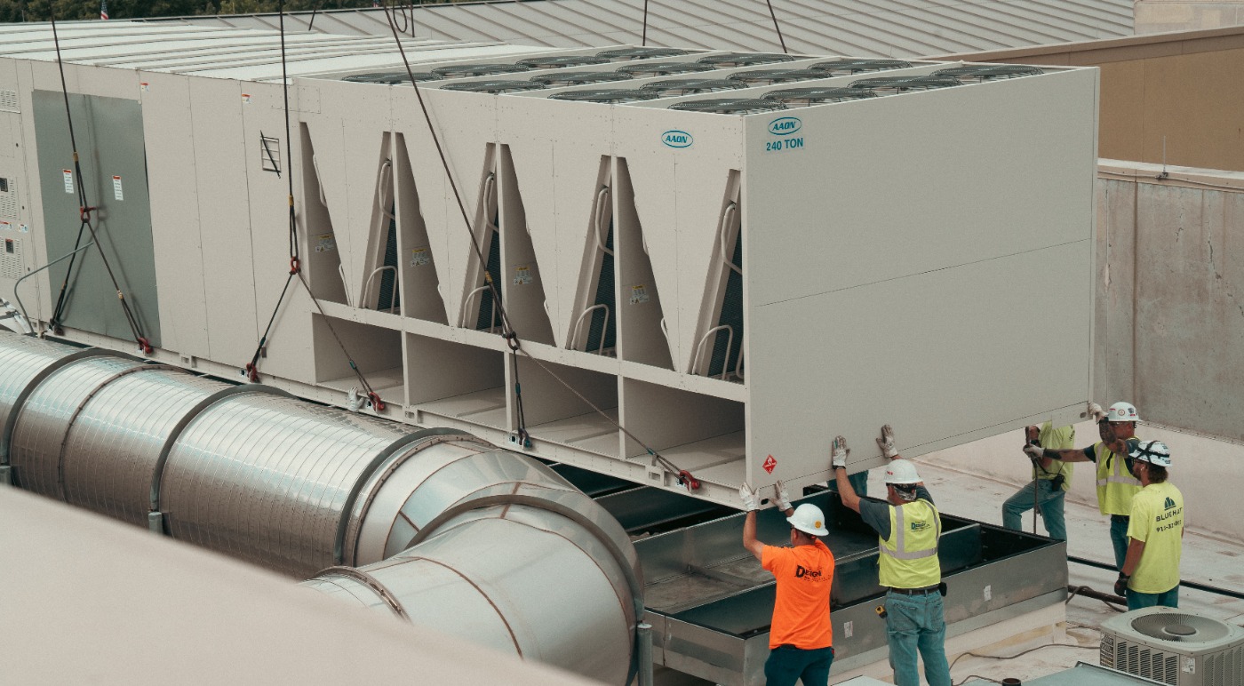Large tonnage rooftop unit lifted on arena roof